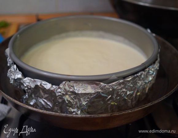 Вылить тесто, загнуть края фольги к верху формы, поставить в бОльшую форму или глубокую сковороду, налить кипяток на пару см и выпекать при 160"С до готовности.