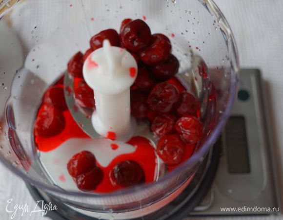 Вишню разморозить, измельчить в процессоре.