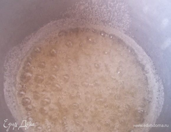 Для приготовления белкового крема,сахар смешать с водой в кастрюльке и поставит на огонь на 10 минут.