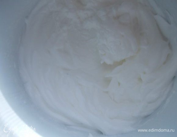 Тем временем взбиваем белки с щепоткой соли,взбиваем также минут 9-10.