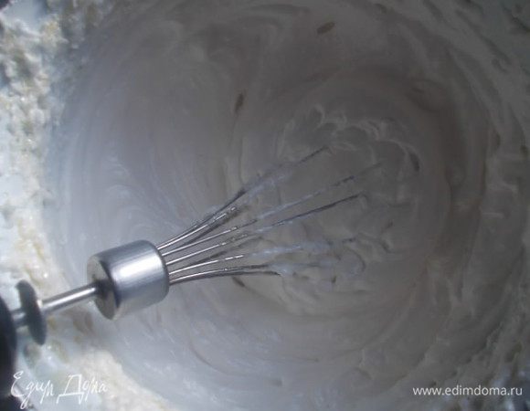 Тоненькой струйкой,не переставая взбивать,вливаем густой сироп в белки. Переставляем в предварительно приготовленную миску с холодной водой,наши белки и продолжаем взбивать,пока не остынет крем. В конце добавляем лимонный сок,для закрепления. Убираем в холодильник.
