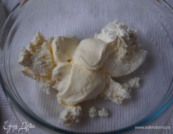 Смешать сыр, крем фреш, молоко и экстракт (я использую ликер амарула, адвокат или бейлиз).