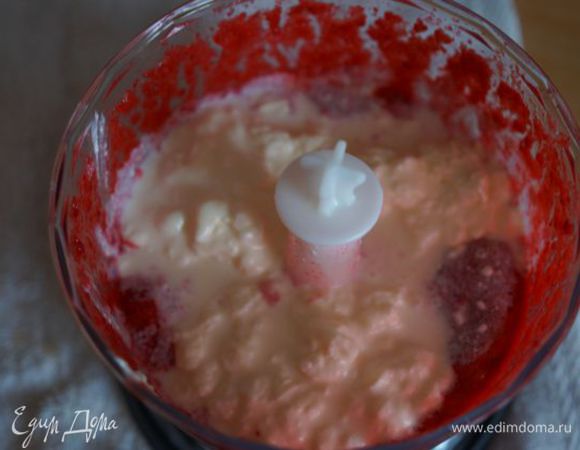 Смешать творожную смесь до однородности с вишней и сахаром.