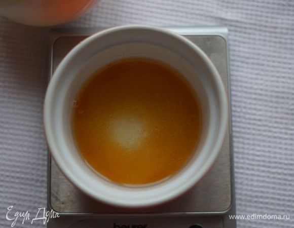 Желатин растворить в кипятке.