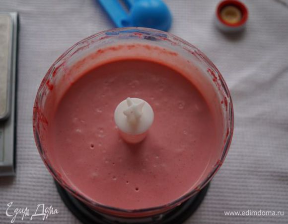 Влить в сырно-фруктовую массу.