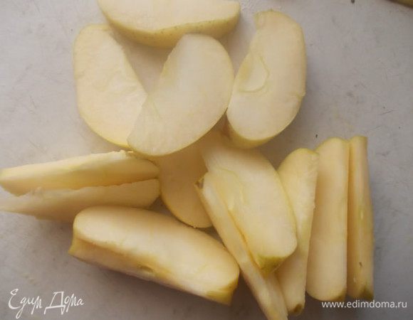 Затем займемся яблочками. Порезать дольками.