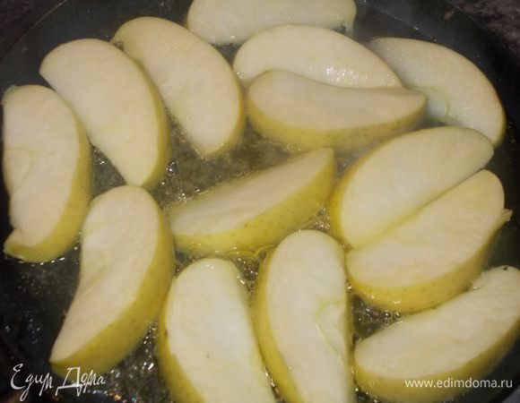 В сковороде разогреваем сливочное масло и выкладываем яблочки, на среднем огне,начинаем их обжаривать.