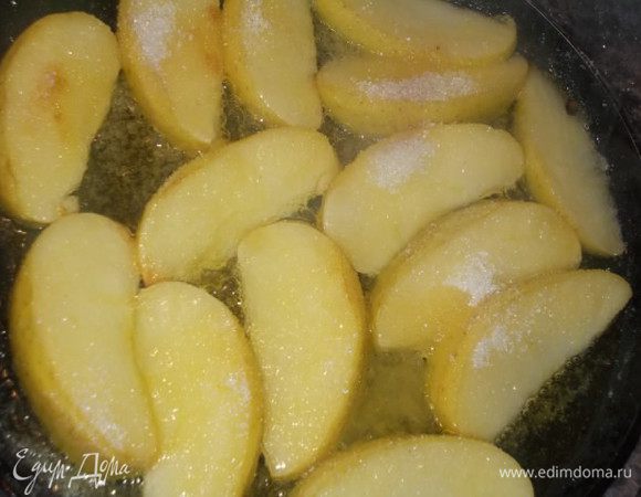 Когда дольки станут немного золотистые и мягкие,всыпаем сахар и начинаем их время от времени переворачивать,чтобы не подгорели. Когда они станут совсем золотистые и красивые,с тягучим карамельным соусом. Снимаем с огня и даем остыть.