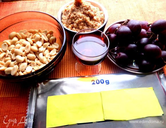 Продукты...Сначала я приготовила орехи для обсыпки,но потом лень стало их мельчить и взяла другой вариант))