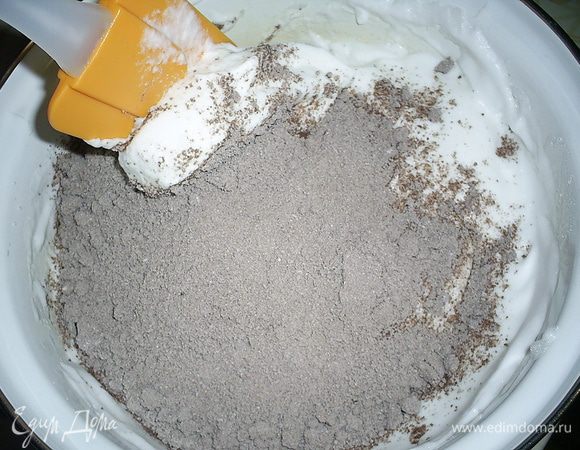 Теперь просеиваем треть мучной массы на взбитые белки и аккуратно перемешиваем лопаткой от краев к центру складывающими движениями снизу вверх.