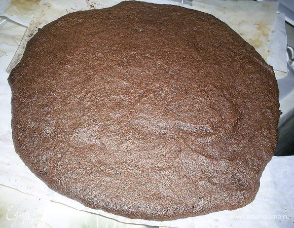 Делим массу на три равные части и выпекаем коржи диаметром 23-24 см (подберите диаметр равный диаметру вашей разъемной формы, в которой мы будем собирать торт). На пергаменте рисуем круги нужного диаметра и распределяем по ним тесто. выпекаем в разогретой до 200 градусов духовке 15-17 минут. Коржи должны быть мягкими, а их поверхность слегка пружинить и не липнуть. Они не должны высохнуть! Это не безе!!!