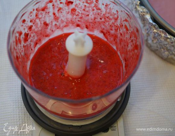 Размороженные сливы измельчить в процессоре.