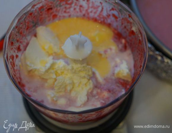 Смешать с сыром, кремом, молоком, сахаром, экстрактом/ликером.