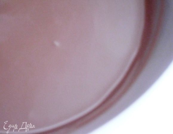 Шоколад поломать на кусочки и, помешивая, растопить на водяной бане.