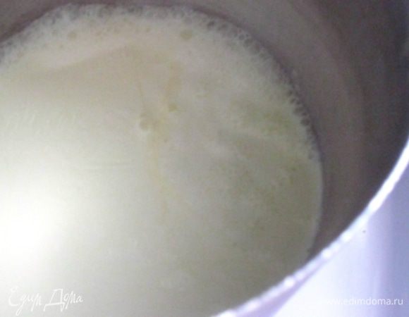 Сливки довести до кипения, убавить огонь и кипятить 2 минуты.