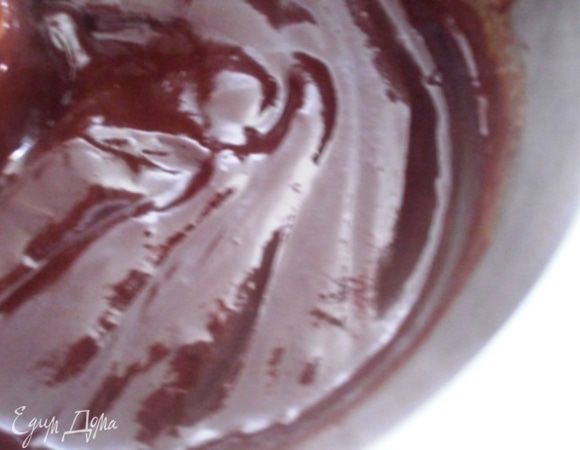 Когда сливки остынут (приблизительно до 40 градусов) соединить их с шоколадом, перемешать до однородности. Ввести алкоголь, можно ром, коньяк (я использовала Baileys), перемешать. 