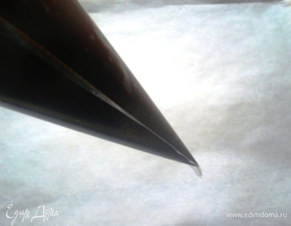 Через час, когда ганаш загустеет, переложить его в кондитерский мешок. 