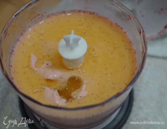 Желатин растворить в кипятке, смешать с сырной массой.