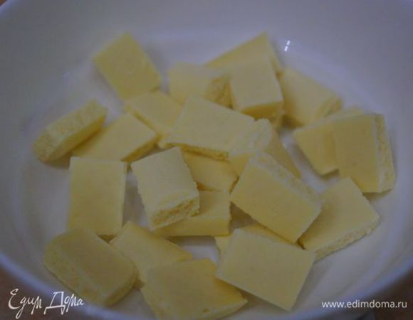 Для украшения: плитка белого шоколада + 50 г сметаны - растопить на водяной бане.