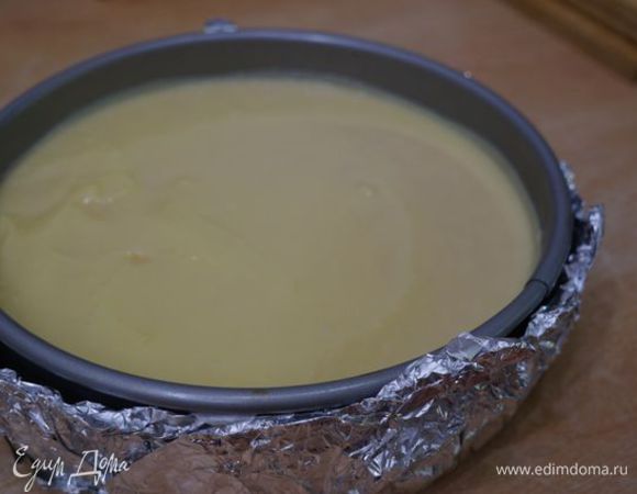 Залить шоколадом торт, охладить. Оптимальное время на охлаждение торта - 2-3 часа после того, как был готов сливовый чизкейк.