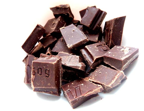 Делаем основу: поломаем шоколад (у меня 50%) в миску,которая поставлена в ёмкость с водой. Водяная баня!