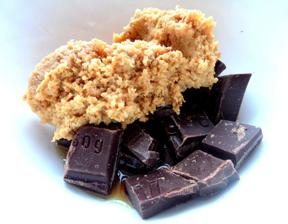 Добавляем две ложки с горкой варёной сгущёнки...