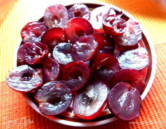 Для начинки у меня был куплен виноград...Разрежем пополам, удалим ножом косточки.