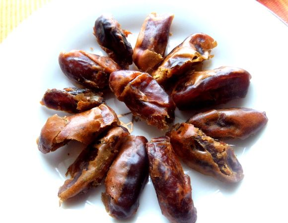 Финик тоже отлично подходит для начинки! Если есть косточки-удалить и разделить рукой пополам для более равномерного распределения вкуса.