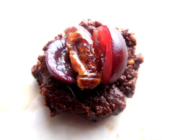 Берём ложку основы и кладём дольки начинки.