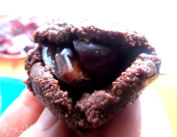 Закрываем "тестом" всю начинку и залепляем плотно в виде полусферы.