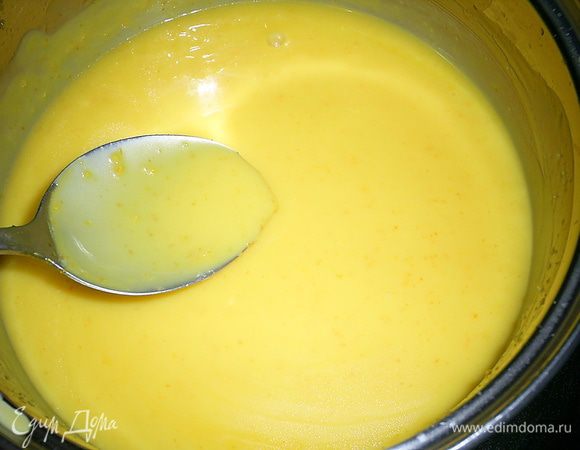 Попробуйте крем на вкус, когда он станет однородным. Если апельсины очень кислые, можно добавить  еще немного сахара. У меня апельсины были сладкие и  сахара мне хватило. Варим, непрерывно помешивая до загустения. как только появятся первые признаки загустения, а масса станет как жидкие сливки, - снимаем сотейник с огня и еще немного помешиваем, чтоб желтки не свернулись. Затем добавляем желатин и вымешиваем до его полного растворения. Отправляем остывать в прохладное место или в емкость с холодной водой.