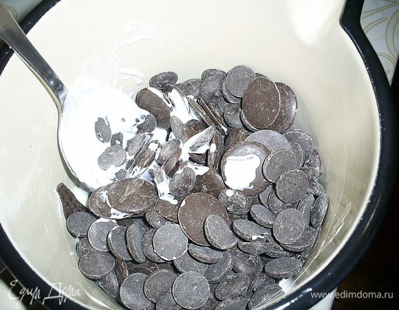 Шоколад смешиваем со сметаной (100 г). Отправляем на медленный огонь... 