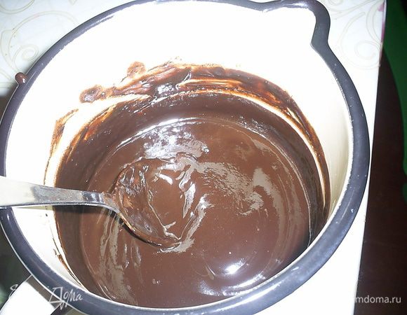 И помешивая, дожидаемся, пока весь шоколад растопится, и у нас получится красивая однородная шоколадная масса. Оставляем ее остывать до комнатной температуры.