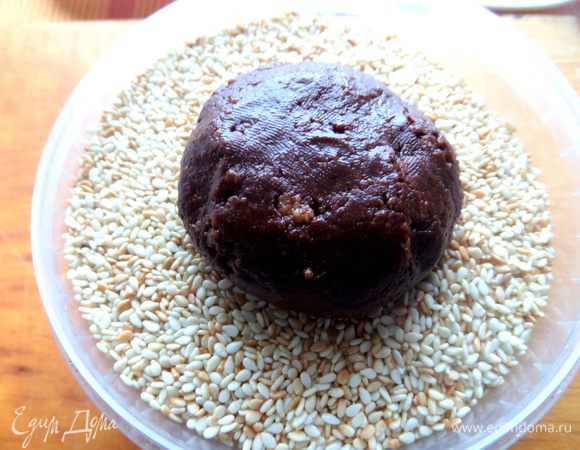 Для обсыпки я взяла слегка обжаренный сезам.