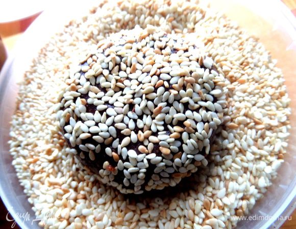 И хорошенько поваляла в нём вкусняшку.