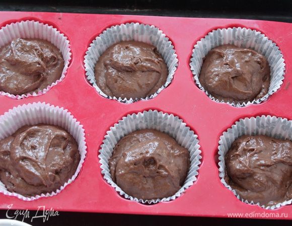 Для маффинов смешать миксером все ингредиенты, выложить в формочки.