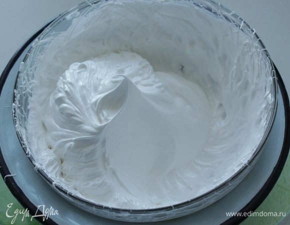 Поставить чашку на водяную баню и взбивать миксером 10-15 минут. В конце добавить лимонной кислоты.