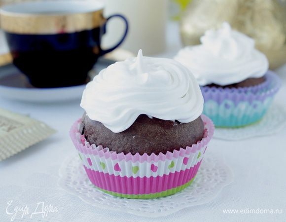 С помощью кондитерского мешка украсить маффины. 