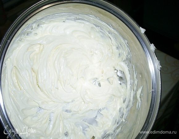 Размягченное масло сливочной температуры взбиваем до пышности и увеличения в объеме.