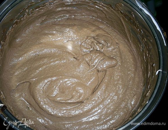 Делим крем на две части. В первую добавляем коньяк (по желанию) и взбиваем, вторую взбиваем с оставшейся сметаной (100г). Чтоб крем не расслоился, сметена должна быть комнатной температуре, а добавляйте ее по неполной столовой ложке.