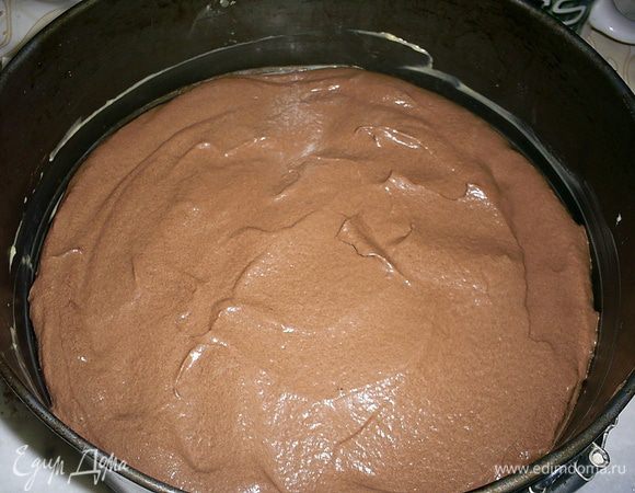 Теперь смазываем торт шоколадным кремом со сметаной и отправляем в холодильник, чтоб крем немного застыл. Для экономии времени торт можно отправить ненадолго в морозилку, но следите, чтоб крем не перемерз.