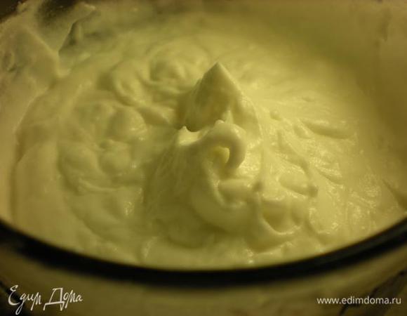 Добавляем ванильный сахар и загуститель, еще раз взбиваем. 