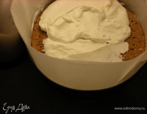 Из бумаги для выпечки делаем бортики и чередуя коржи смазываем кремом.