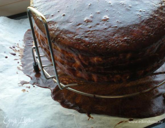 Глазурь. Желатин распустить согласно инструкции. Соединить воду с сахаром, какао-порошком и добавить сливки. Довести до кипения но не кипятить. В конце добавить желатин. Залить торт и поставить в холодильник до застывания.