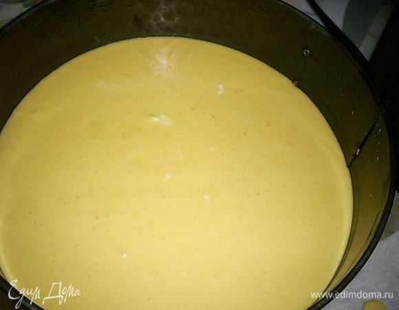 Как только крем немного застынет, кладем сверху второй корж и выливаем апельсиновый крем. Даем ему немного застыть в холодильнике и морозилке.