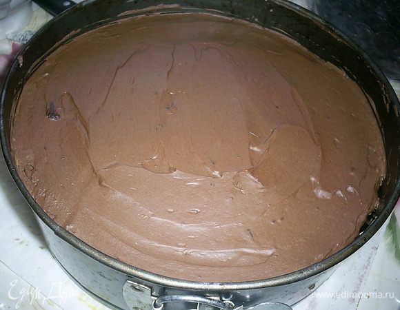 Теперь кладем последний корж сверху и смазываем шоколадным кремом с коньяком. Тортику желательно дать постоять в холодильнике минимум часа четыре. Я на этом этапе сделала перерыв до утра.