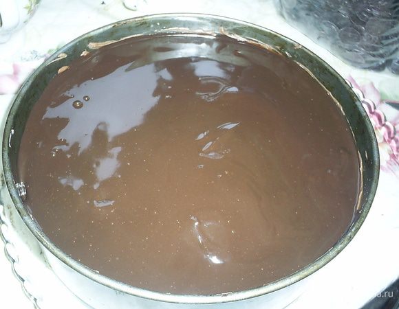 Вынимаем торт из холодильника и заливаем глазурью. Для глазури просто растопим шоколад с молоком и маслом. Дадим ей застыть. Чтоб успешно извлечь торт из формы, бока формы обдуваем из фена. 