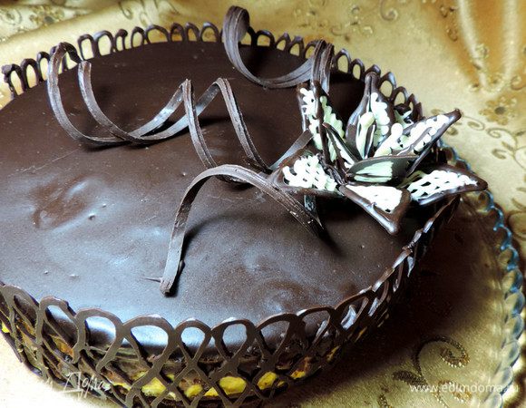 Для дополнительного декора я использовала ажурный шоколадный цветок и шоколадные спиральки. Как сделать цветок можно посмотреть здесь http://www.edimdoma.ru/club/posts/14902. 