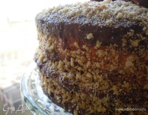 Орехи измельчить и украсить крошкой.