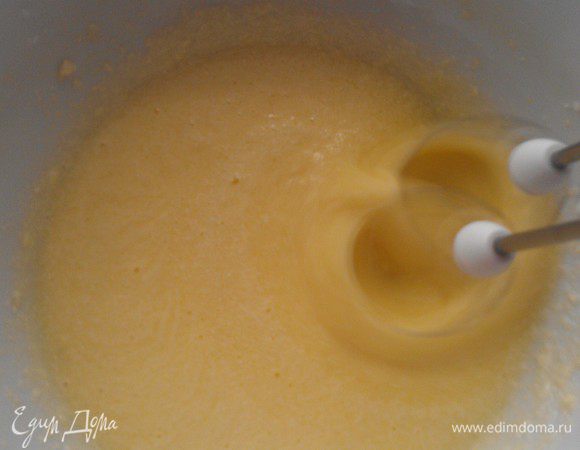 Масло смешиваем с сахаром миксером. Добавляем ванилин и яйца и все смешиваем.